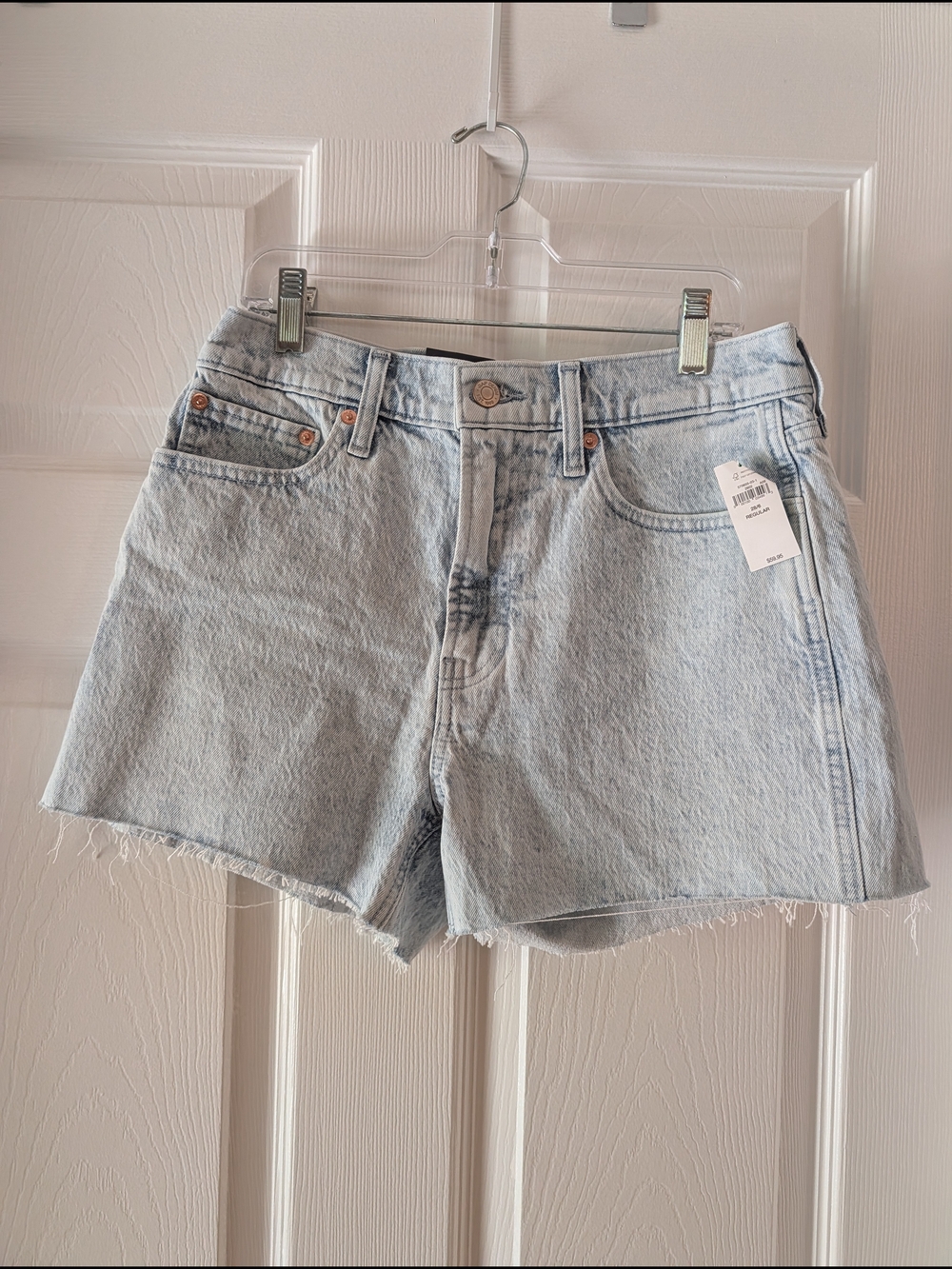 NWT GAP 3" Cheeky Short High Rise - Light Wash Denim - Size 28